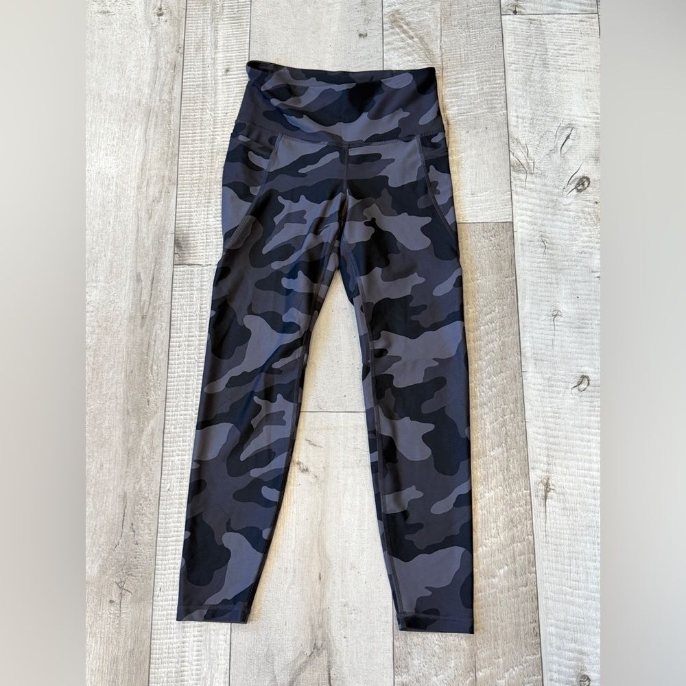 Old Navy Active Powersoft Camo Leggings Gray Black High Waisted Pockets Size M